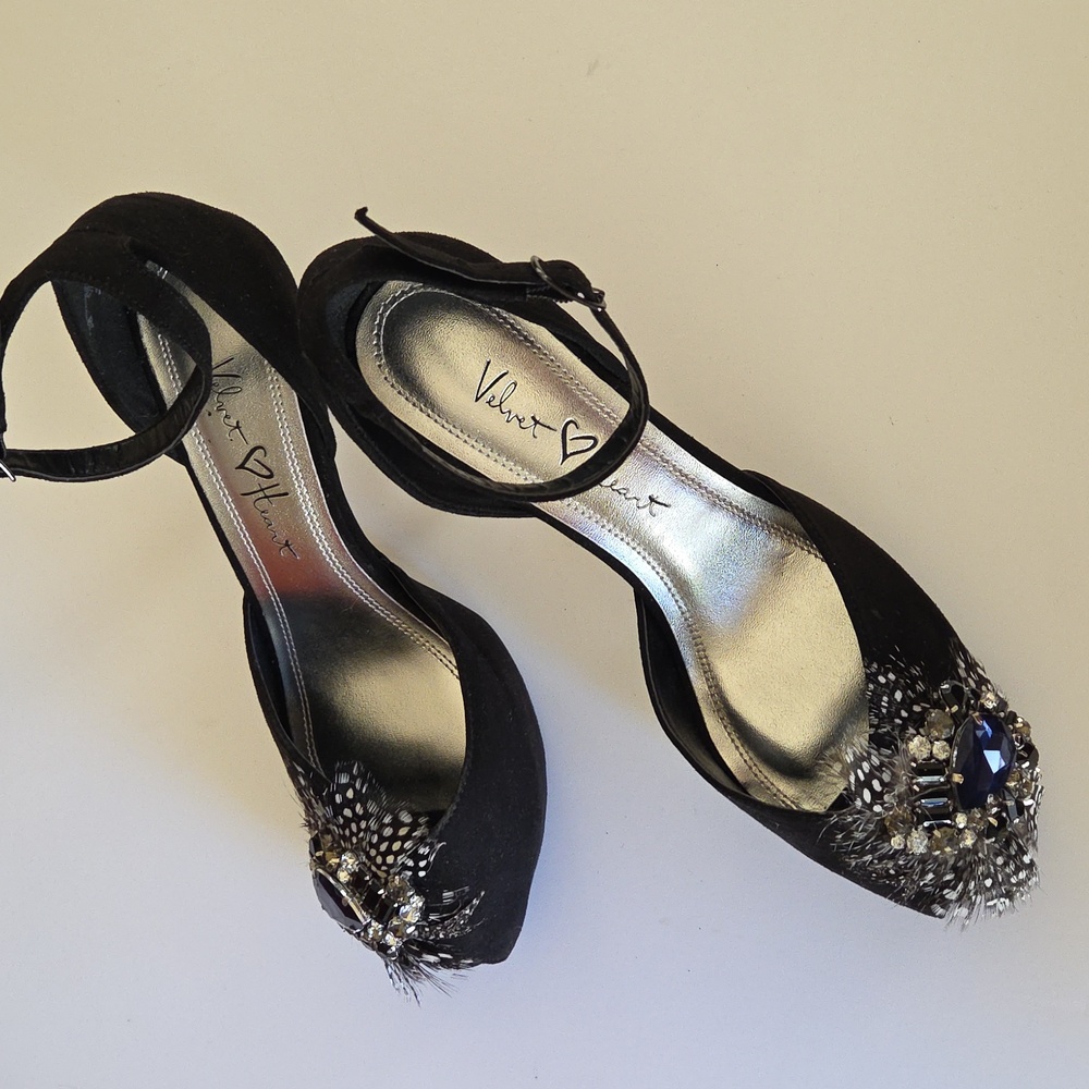 Velvet Heart Black Heels With Peep Toe/Rhinestone/Feather Embellishments Size 8M